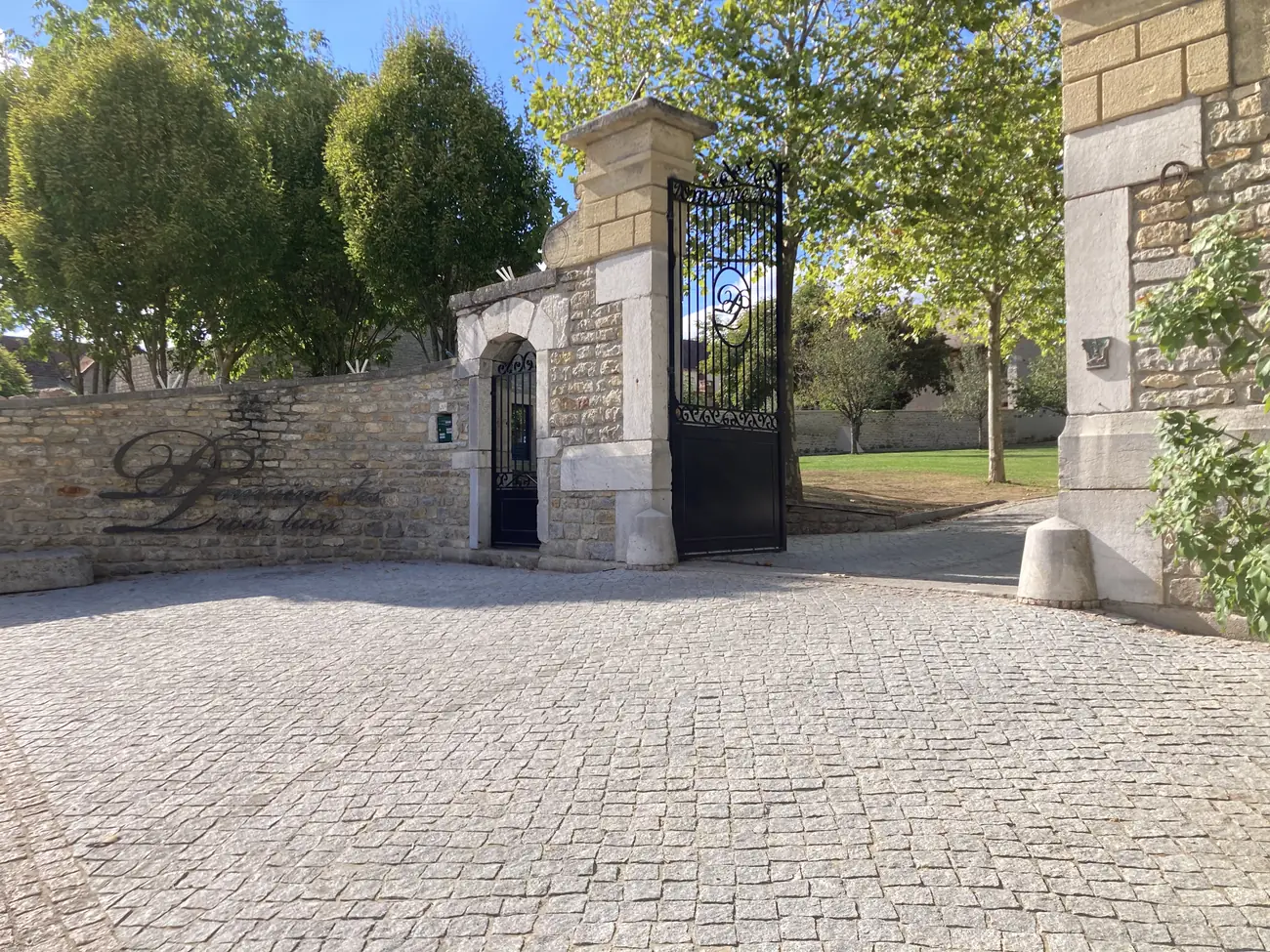 Le portail et le mur d'enceinte d'un domaine